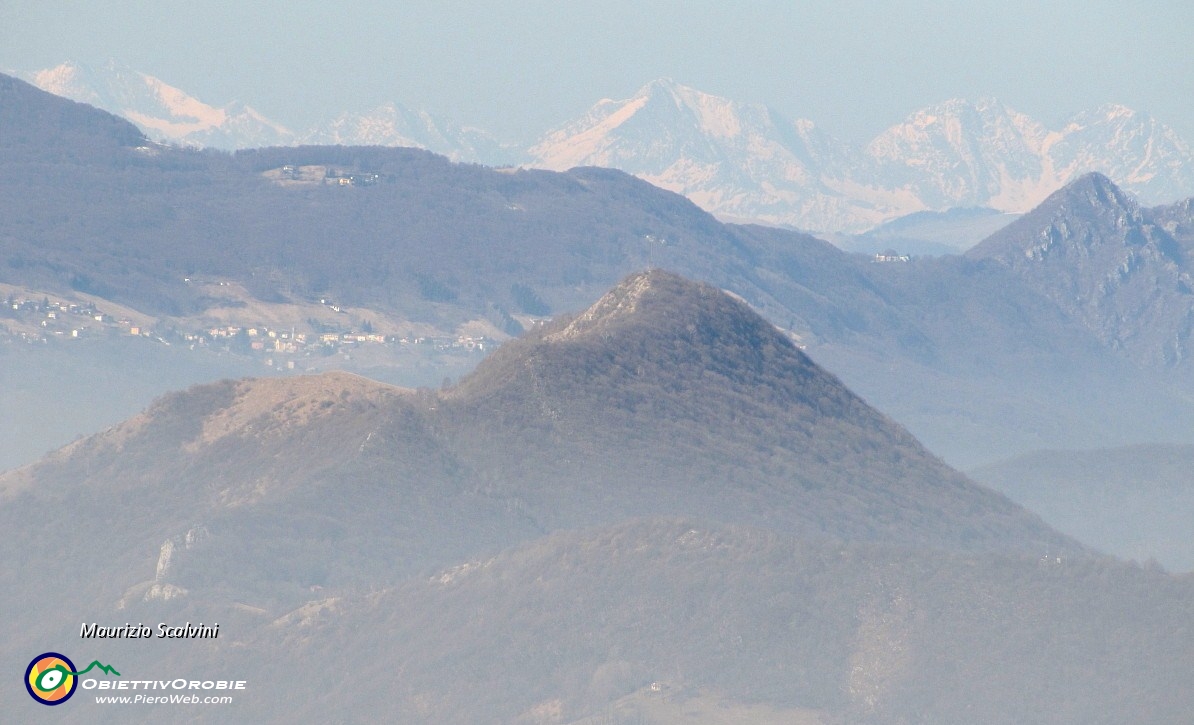 15 In primo piano il Canto Alto, sullo sfondo Costa Valle Imagna....JPG